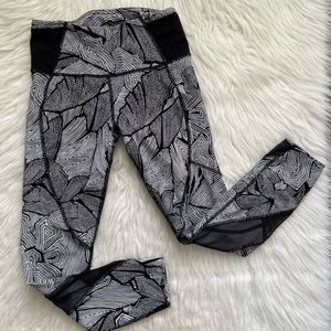 Lululemon Goal Crusher 7/8 Tight Dottie Tribe White Black / Black legging size 4